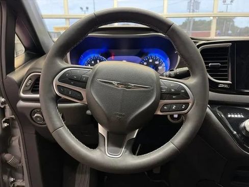 Used 2025 Chrysler Pacifica Select FWD image 22