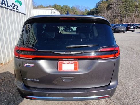 Used 2023 Chrysler Pacifica Touring-L image 4