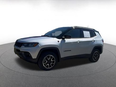 Used 2025 Jeep Compass Trailhawk AWD/4WD image 8