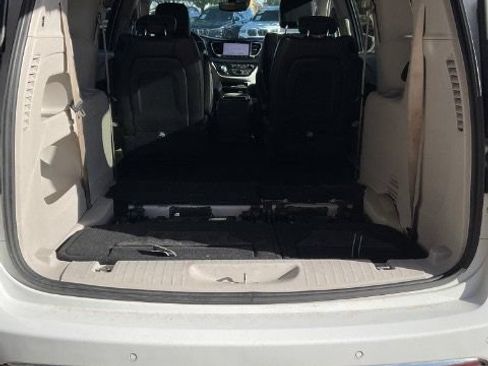 Used 2022 Chrysler Pacifica Touring-L FWD image 7