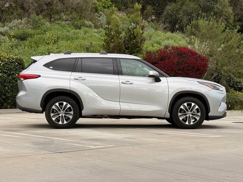 Used 2022 Toyota Highlander XLE image 9