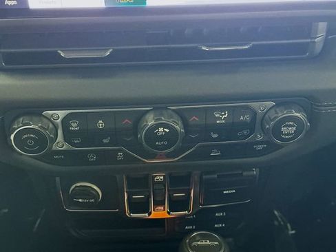 New 2025 Jeep Gladiator Sport image 15