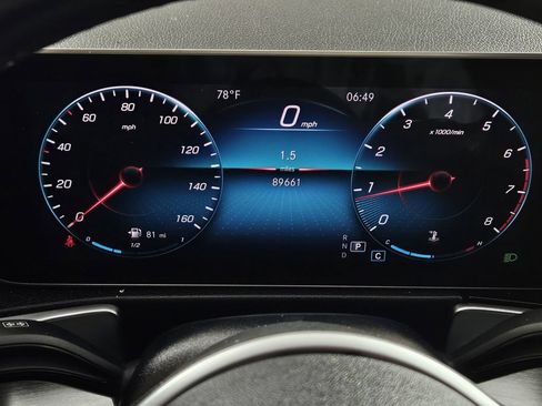 Used 2021 Mercedes-Benz GLB 250 w/ Premium Package image 9