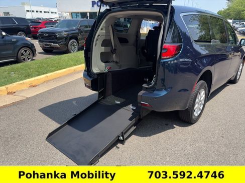 Used 2023 Chrysler Pacifica Touring-L FWD image 3