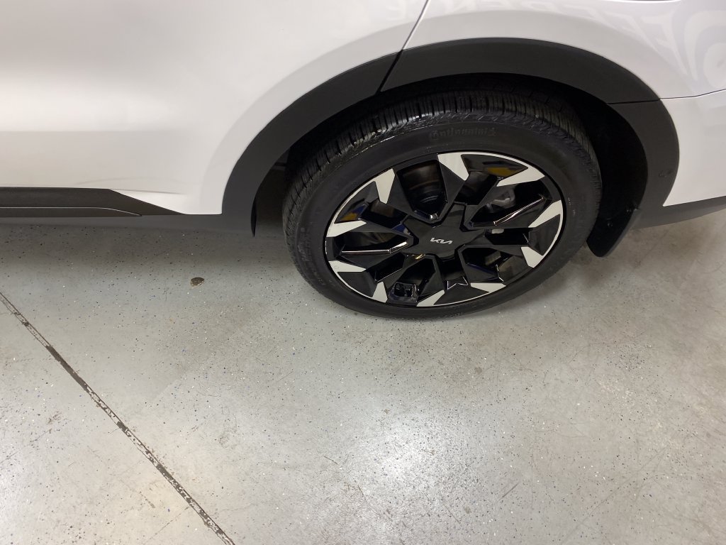 Used 2025 Kia Sorento SX FWD image 12