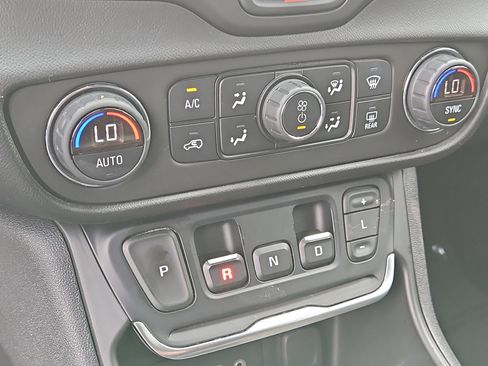 Used 2020 GMC Terrain SLE w/ Driver Convenience Package image 23