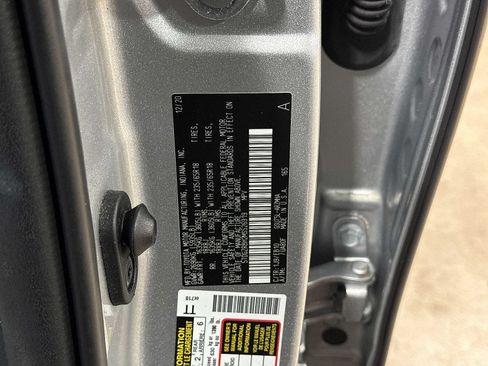 Used 2021 Toyota Highlander XLE AWD/4WD image 14
