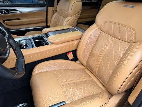 Used 2023 Jeep Grand Wagoneer Series III image 18