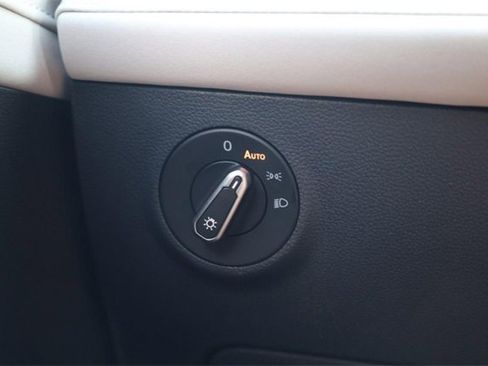 New 2025 Volkswagen Taos SE image 18