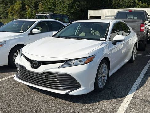 Used 2019 Toyota Camry XLE FWD image 13