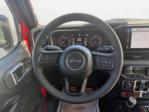 Used 2025 Jeep Wrangler Unlimited Rubicon AWD/4WD image 12