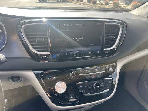 Used 2024 Chrysler Pacifica Touring-L image 40