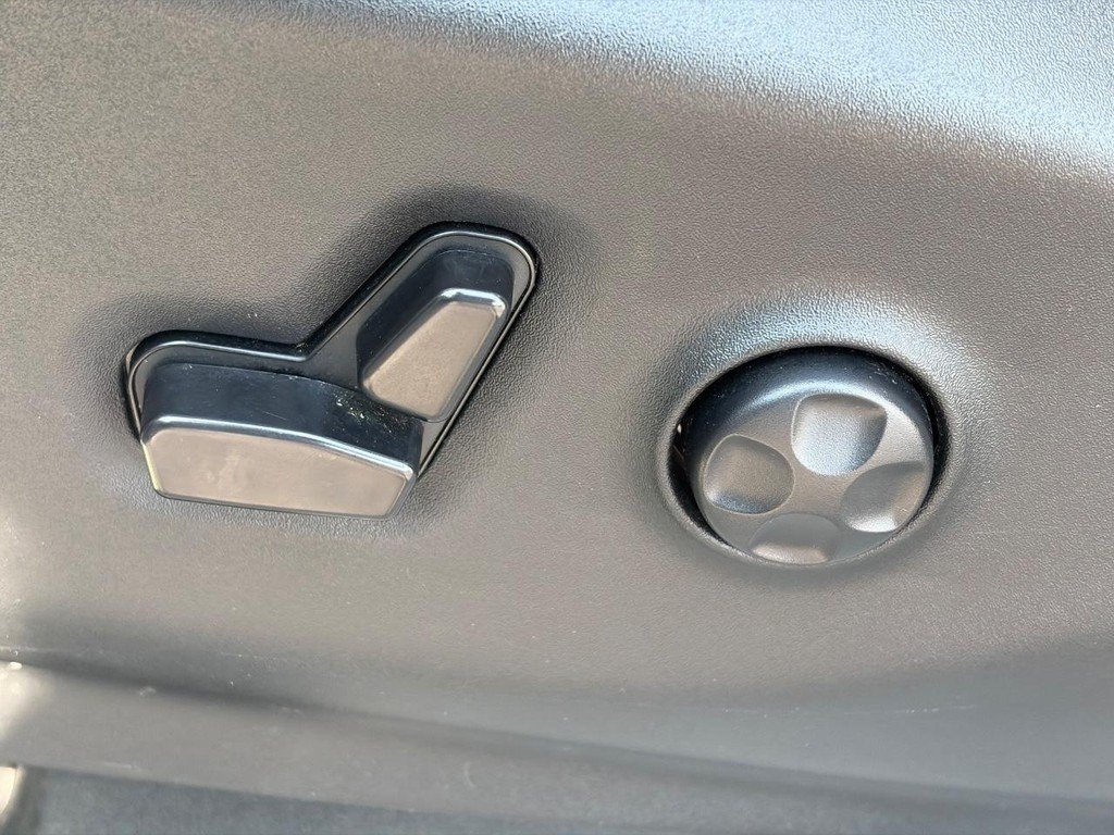 Used 2024 Chrysler Pacifica Touring-L FWD image 22