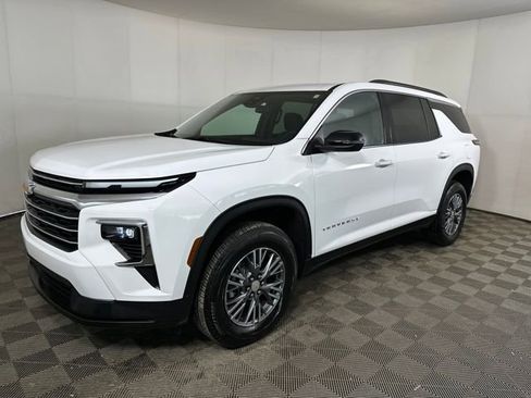 Used 2025 Chevrolet Traverse LT image 7