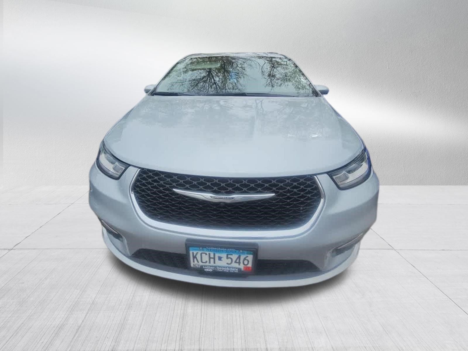 Used 2022 Chrysler Pacifica Touring-L FWD image 2