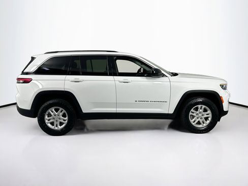 Used 2023 Jeep Grand Cherokee Laredo image 4