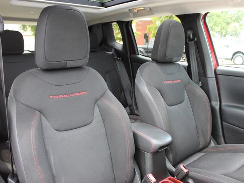 Used 2018 Jeep Renegade Trailhawk AWD/4WD image 26
