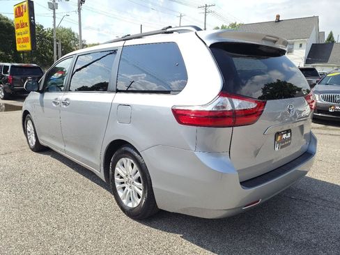 Used 2015 Toyota Sienna XLE FWD image 7