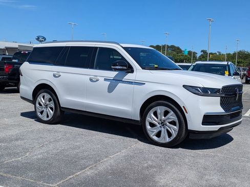 Used 2025 Lincoln Navigator Reserve AWD/4WD image 2