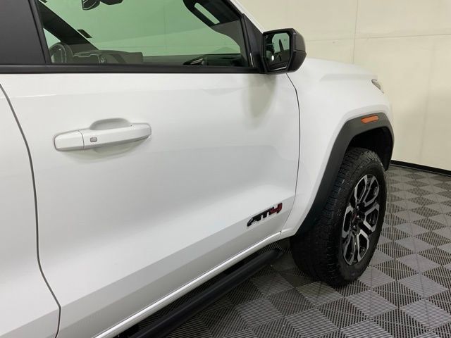 Used 2025 GMC Canyon AT4 w/ Nightfall Edition AWD/4WD image 9