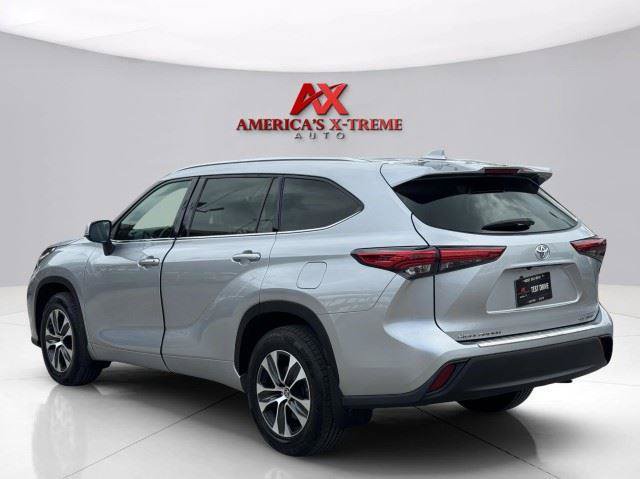 Used 2021 Toyota Highlander XLE AWD/4WD image 4