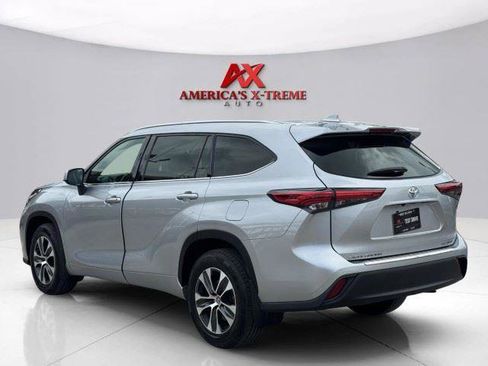 Used 2021 Toyota Highlander XLE AWD/4WD image 4