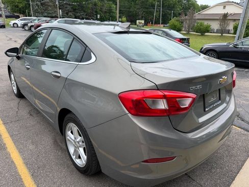 Used 2017 Chevrolet Cruze LT w/ Convenience Package FWD image 5