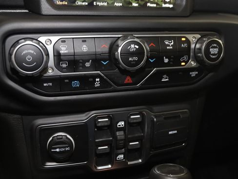 Used 2023 Jeep Wrangler Unlimited Sahara w/ Cold Weather Group AWD/4WD image 29
