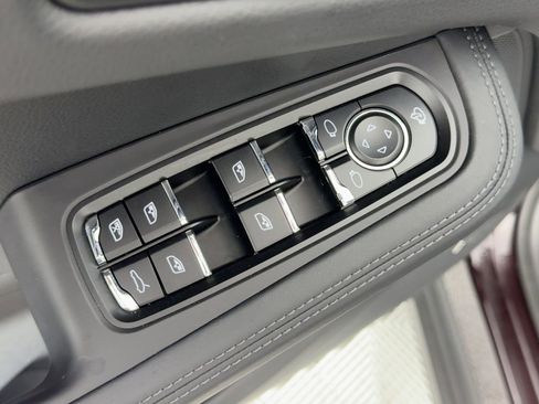 Certified 2025 Porsche Macan Turbo image 13