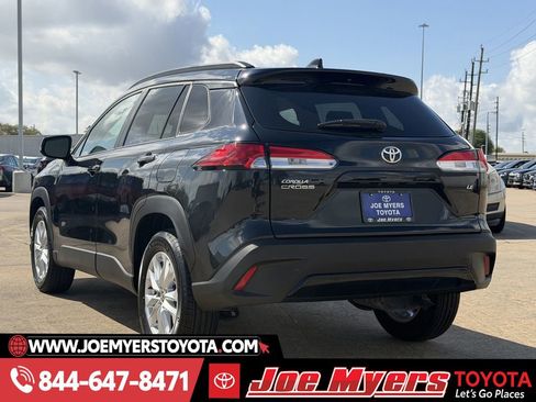 Used 2025 Toyota Corolla Cross LE image 7