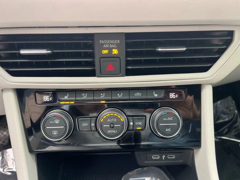 Used 2024 Volkswagen Jetta SE w/ Panoramic Sunroof Package image 23