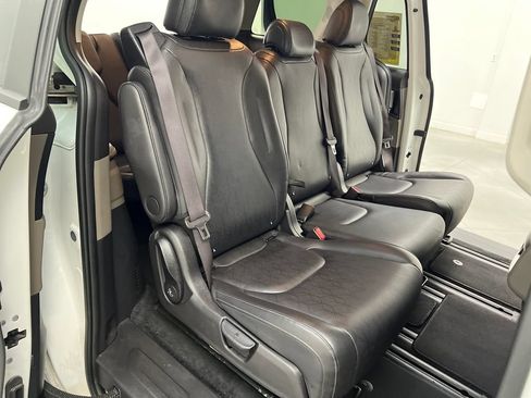 Used 2025 Kia Carnival FWD image 23
