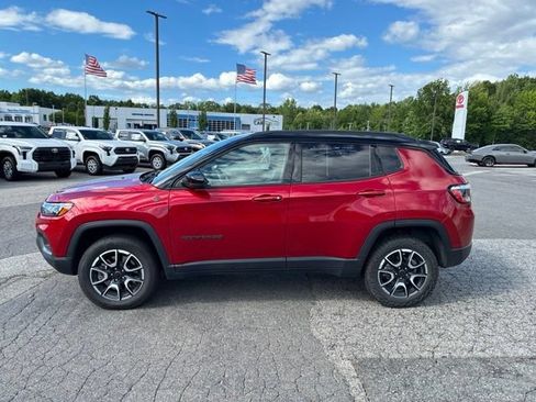 Used 2025 Jeep Compass Trailhawk AWD/4WD image 4