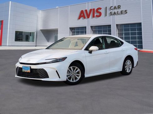 Used 2025 Toyota Camry LE image 1