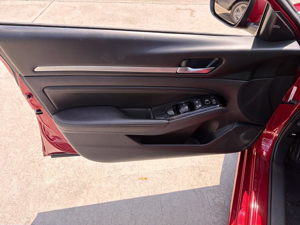 Used 2021 Nissan Altima 2.5 SV w/ SV Premium Package FWD image 18