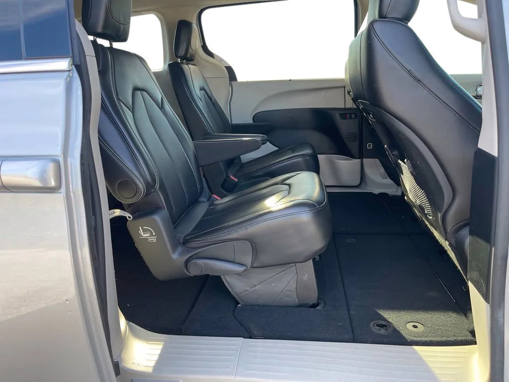 Used 2024 Chrysler Pacifica Touring-L FWD image 19