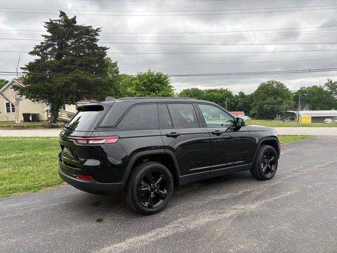 Used 2023 Jeep Grand Cherokee Limited w/ Luxury Tech Group II AWD/4WD image 34