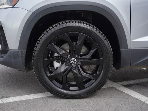 Used 2023 Volkswagen Taos SE w/ Panoramic Sunroof Package image 10