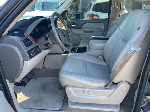 Used 2010 GMC Yukon XL SLT w/ SLT-2 Equipment Package image 4