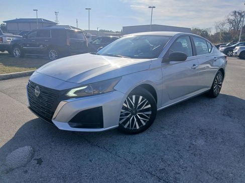 Used 2024 Nissan Altima 2.5 SV image 2