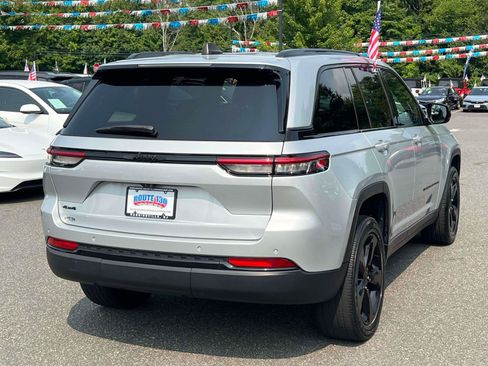 Used 2023 Jeep Grand Cherokee Altitude AWD/4WD image 4