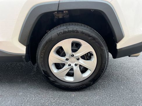 Used 2021 Toyota RAV4 LE image 8