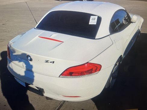 Used 2011 BMW Z4 sDrive30i image 2