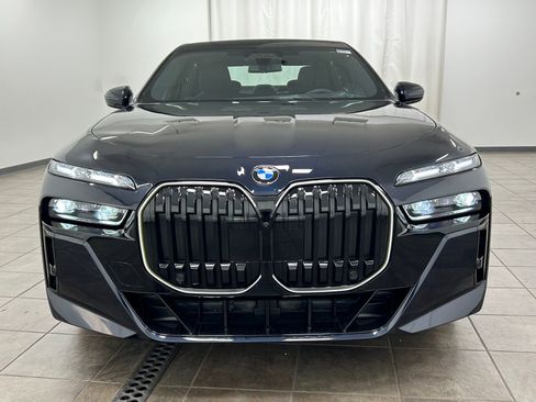 Used 2025 BMW 760i xDrive w/ Executive Package AWD/4WD image 7