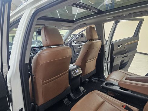Used 2019 Toyota Highlander Limited Platinum FWD image 27