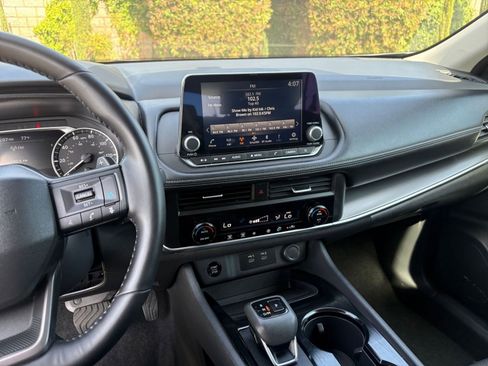 Used 2025 Nissan Rogue SV AWD/4WD image 17