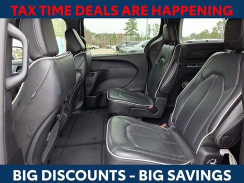 Used 2025 Chrysler Pacifica Limited image 10