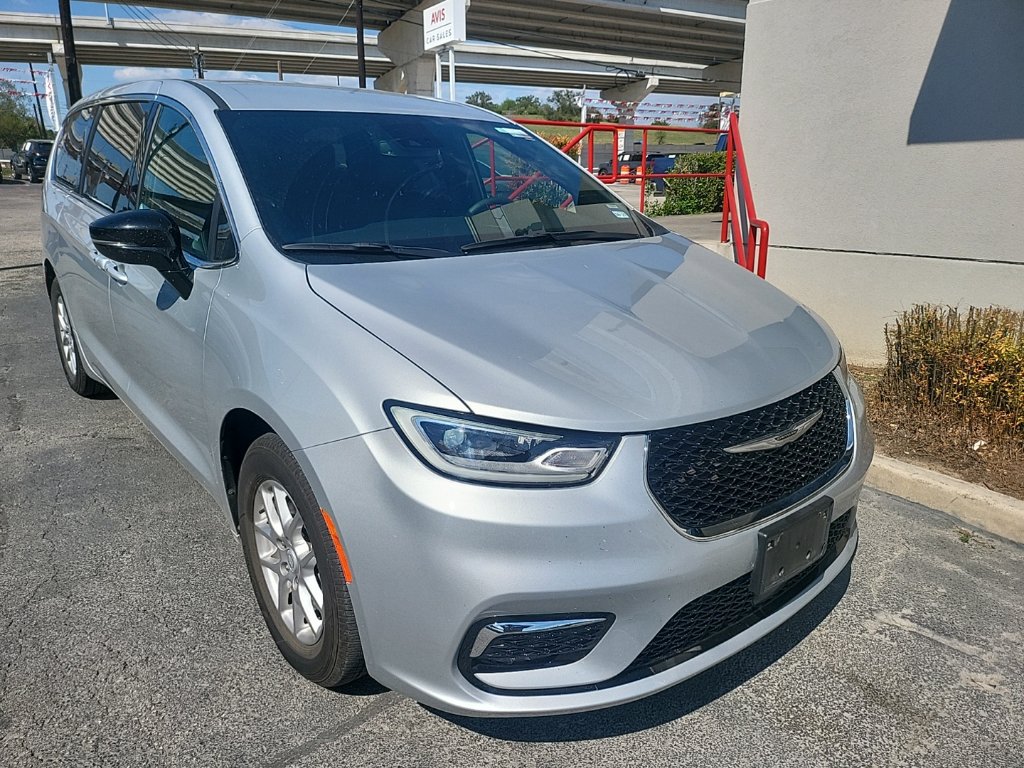 Used 2026 Chrysler Pacifica Select FWD image 3