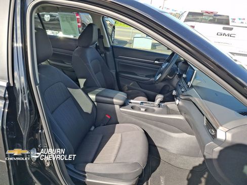 Used 2025 Nissan Altima 2.5 SV FWD image 24