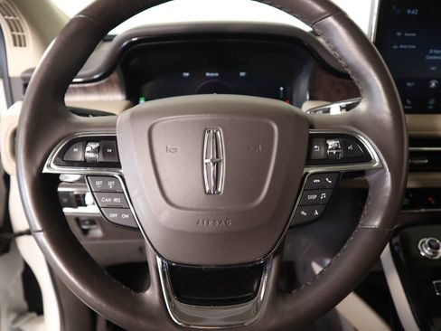 Used 2023 Lincoln Nautilus Reserve image 3